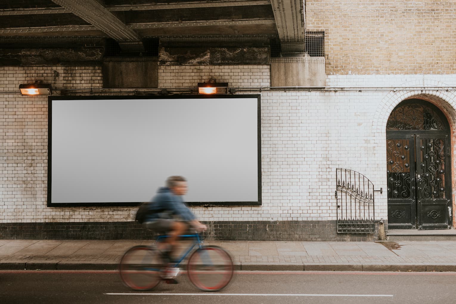 Статичная наружная реклама и DOOH: что выбрать бизнесу?