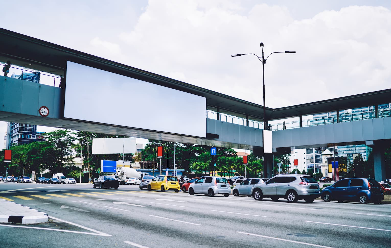 Статичная наружная реклама и DOOH: что выбрать бизнесу?