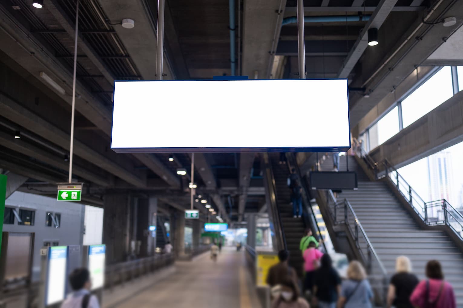 Статичная наружная реклама и DOOH: что выбрать бизнесу?